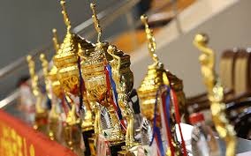 详解棒球规则中的死球与活球状态转换以及球击中裁判后的处理